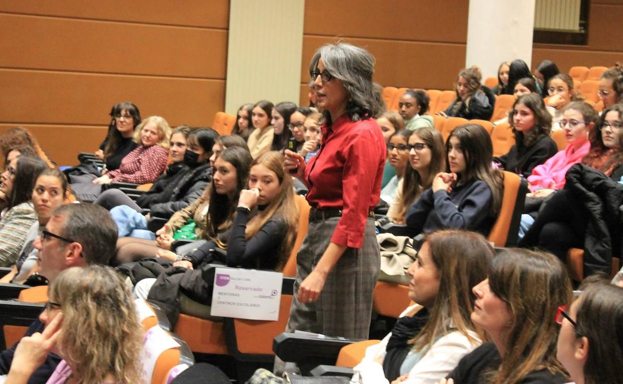 Laila El Qadi directora de Mentor{y}Teller en la apertura de la quinta edición el STEM Talent Girl León