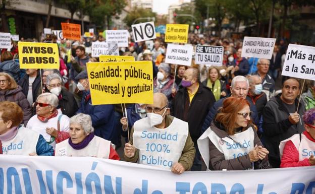 Imagen principal - Una manifestación ciudadana que recorre este domingo el centro de Madrid bajo el lema «Madrid se levanta por la sanidad pública».