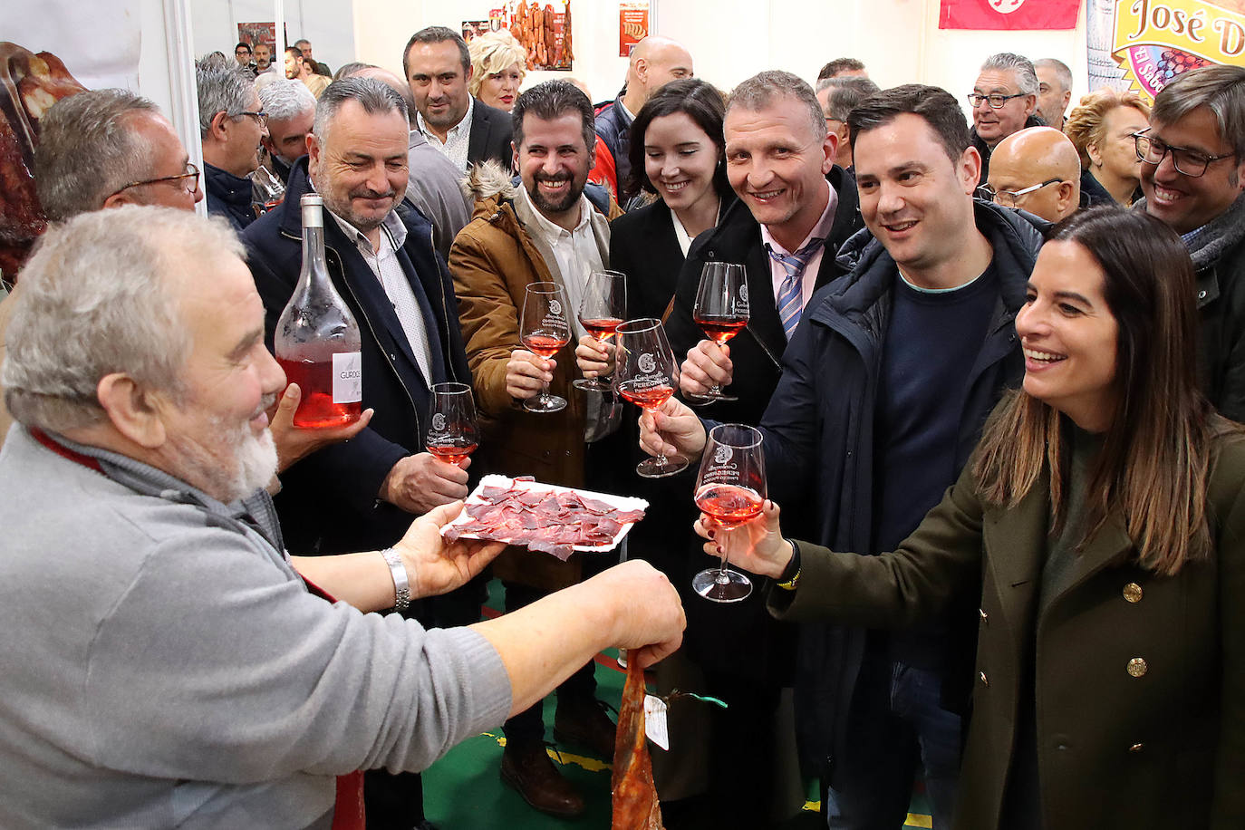 El secretario general del PSOE de Castilla y León, Luis Tudanca; el presidente de la Diputación de León, Eduardo Morán; el secretario provincial Javier Cendón y el alcalde Octavio González asisten a la XXXI Feria de la cecina de Vegacervera