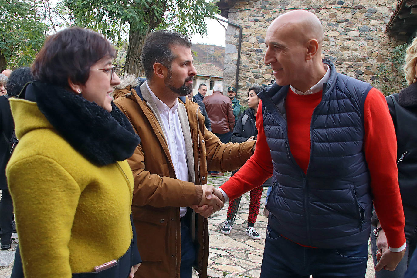 El secretario general del PSOE de Castilla y León, Luis Tudanca; el presidente de la Diputación de León, Eduardo Morán; el secretario provincial Javier Cendón y el alcalde Octavio González asisten a la XXXI Feria de la cecina de Vegacervera