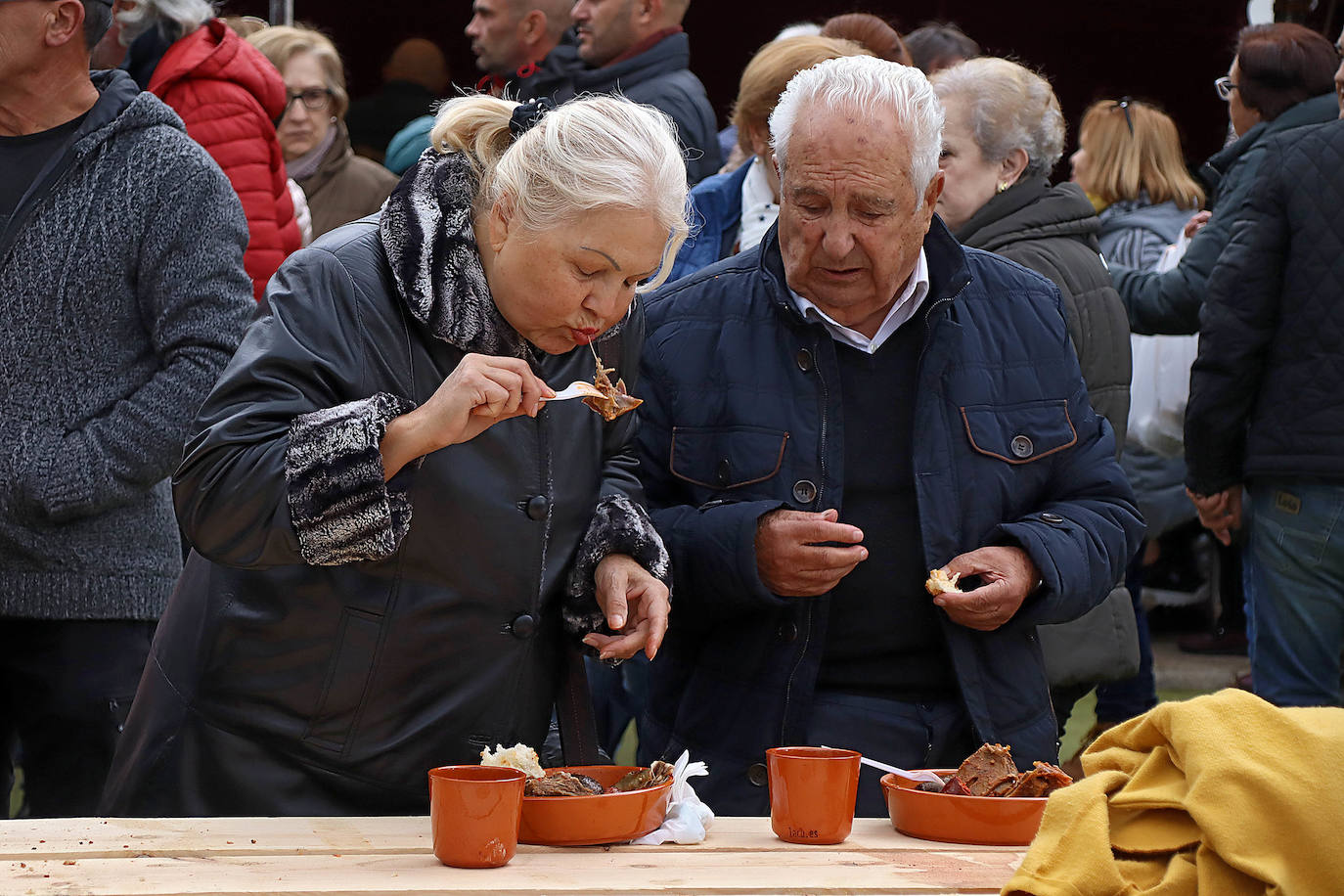 El secretario general del PSOE de Castilla y León, Luis Tudanca; el presidente de la Diputación de León, Eduardo Morán; el secretario provincial Javier Cendón y el alcalde Octavio González asisten a la XXXI Feria de la cecina de Vegacervera