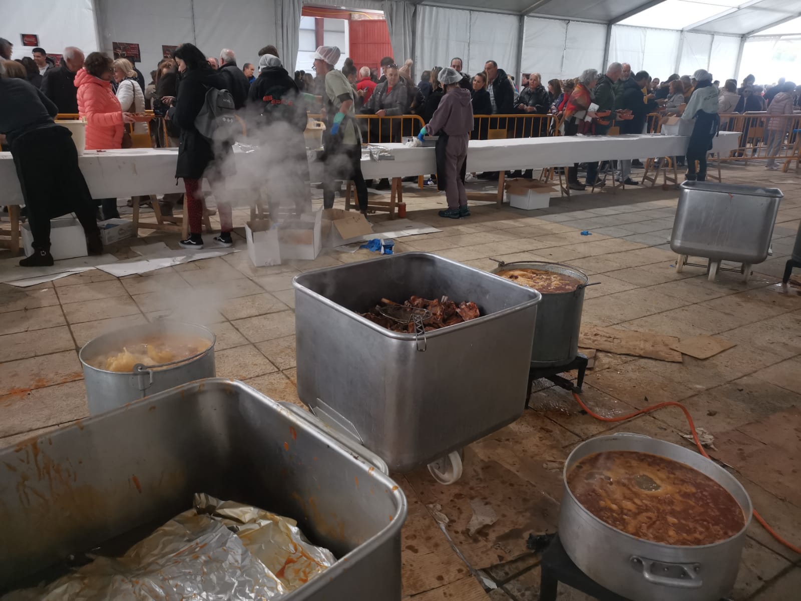 Más de 2.500 raciones se han repartido en la mañana de este domingo en Vegacervera