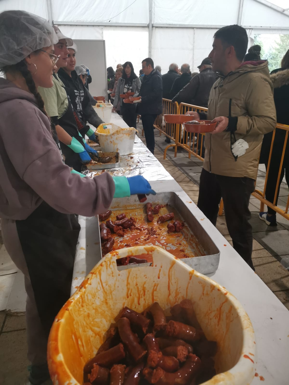 Más de 2.500 raciones se han repartido en la mañana de este domingo en Vegacervera