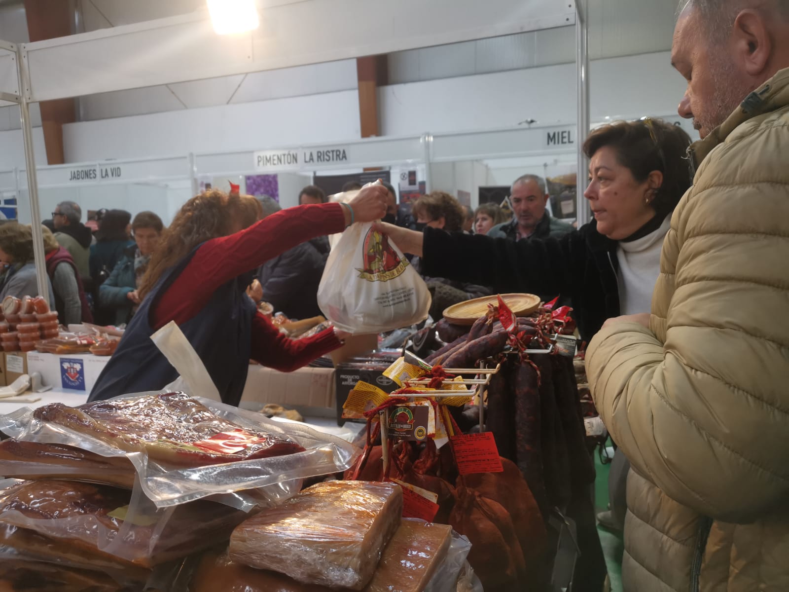 Más de 2.500 raciones se han repartido en la mañana de este domingo en Vegacervera