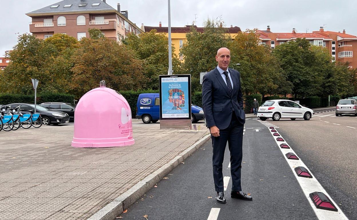 El alcalde de León, José Antonio Diez, visita el carril bici de San Juan de Sahagún en La Palomera.