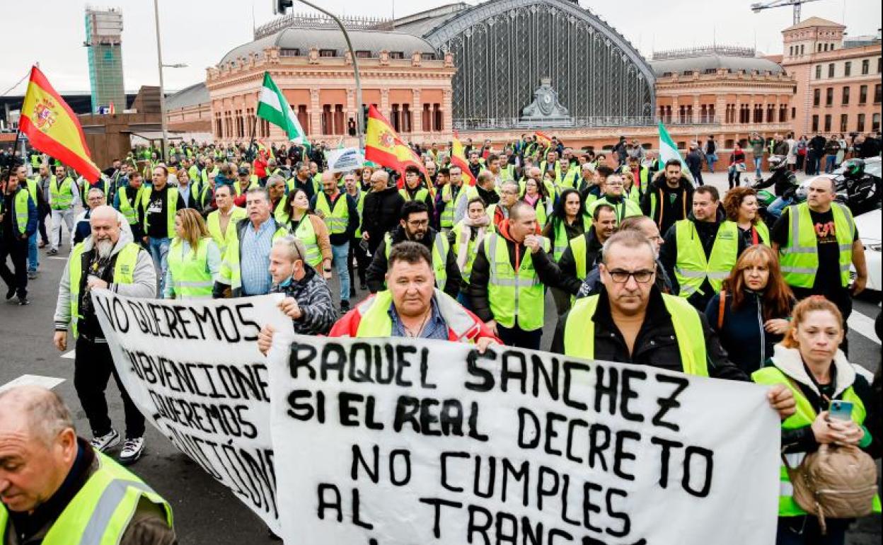 Varias personas participan en la manifestación de transportistas en Atocha.