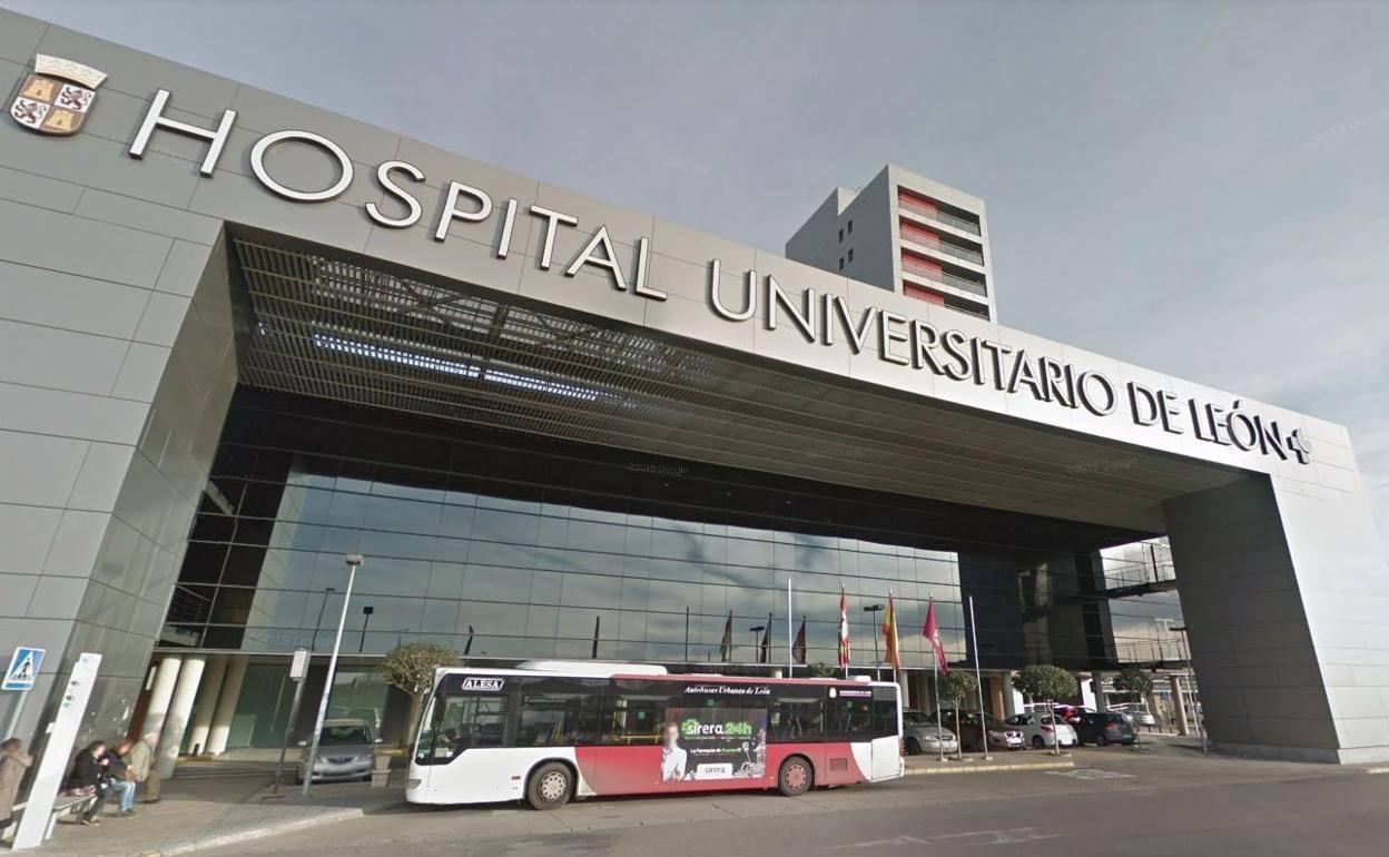 La Plataforma por Defensa de la Sanidad pública se concentra frente al Hospital de León este viernes.