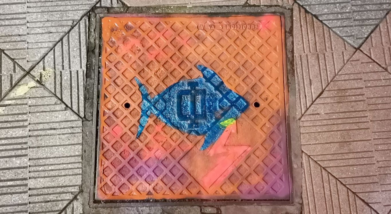 Una iniciativa de artes plásticas sirve para acometer la pintura de las alcantarillas de la ciudad | «Gran parte de lo que acaba en las alcantarillas, puede llegar hasta el mar, y contaminarlo», recuerdan los impulsores de la iniciativa. 