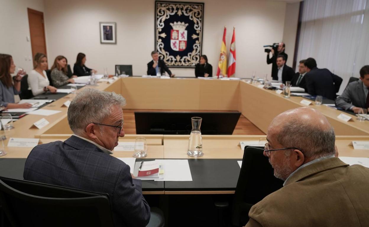 Junta de portavoces en las Cortes de Castilla y León.