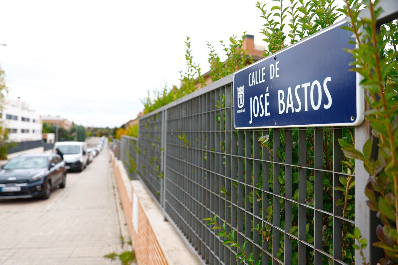 Calle José Bastos de Madrid en la que la presidenta del Grupo Eulen, María José Álvarez, fue atacada ayer por dos hombres armados cuando viajaba en un coche junto a su escolta, suceso del que salió ilesa, según han informado a EFE fuentes próximas a la investigación. Dos hombres armados asaltaron desde un coche y encañonaron con sus pistolas a otro vehículo en el que viajaba la empresaria conducido por su escolta, que disparó a los atacantes antes de que huyeran del lugar. El suceso ocurrió poco antes de las dos de la madrugada del pasado lunes en la calle de José Bastos, en el distrito de Moncloa-Aravaca, en Madrid, cuando el coche en el que viajaba la empresaria y conducía un escolta privado fue interceptado frontalmente por otro coche, un Renault Scenic.