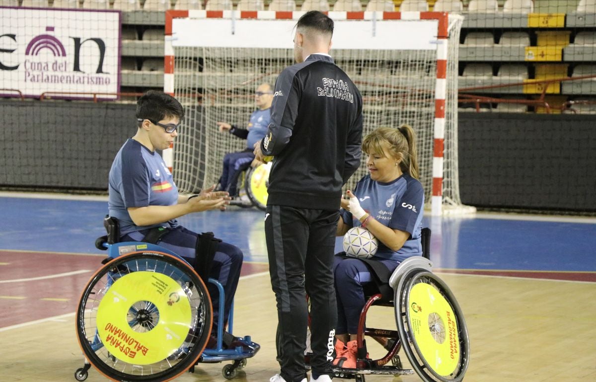 La selección nacional de balonmano en silla de ruedas finaliza su concentración en León antes de acudir al Mundial de Portugal que empieza el viernes