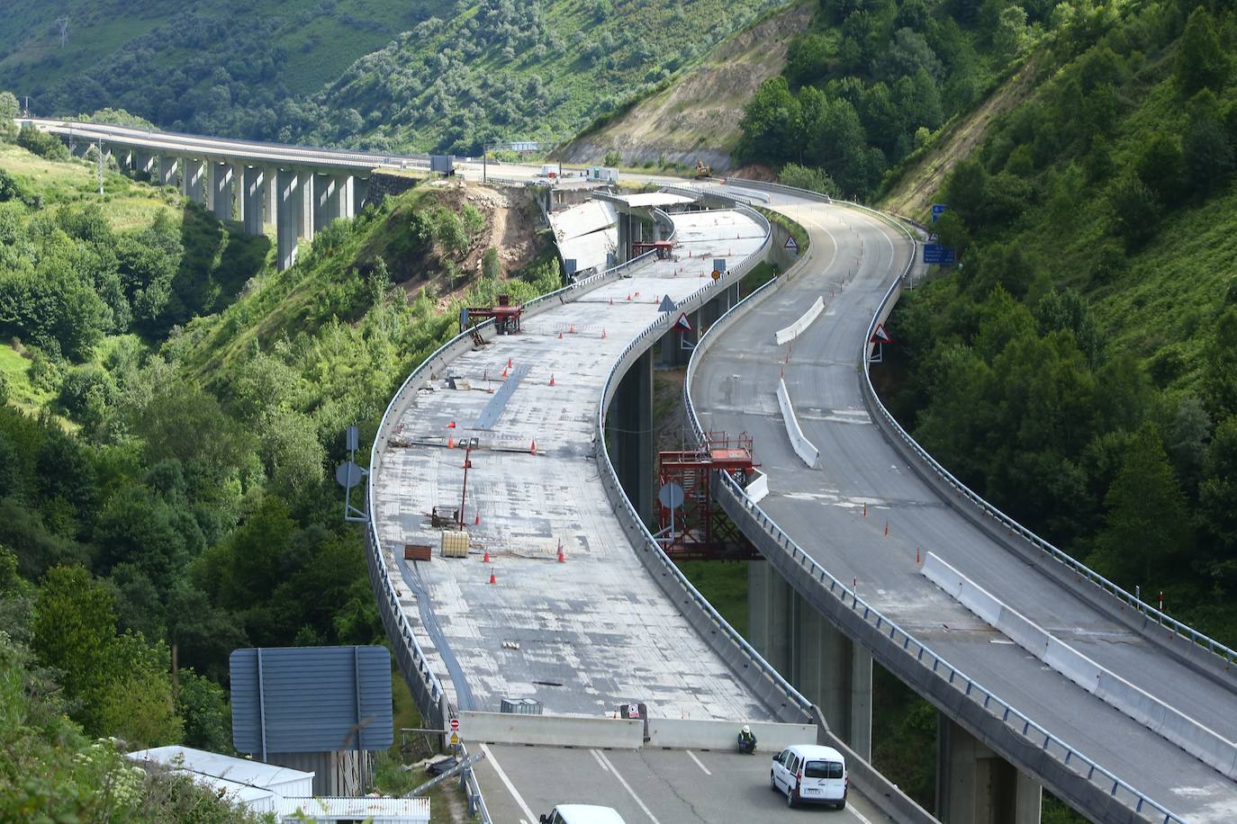 Las 'hidrodemoliciones' y el 'cansancio' del hormigón 'impulsaron' un el desplome de los viaductos de la A-6. El Ministerio, en base a dos modelos de simulación diferentes, remarcan que un conjunto de factores causó el desplome de la estructura.