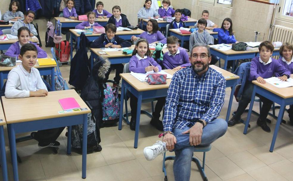 El leonés Luis Gutiérrez con sus alumnso de quinto de primaria del colegio Marista San José de León.