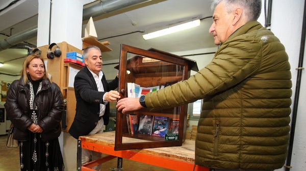 El director general de Asprona Bierzo, Valentín Barrio (C), junto al coordinador de proyectos de A Plena Cultura, Santiago Asenjo (D), y la presidenta del Instituto de Estudios Bercianos, Patricia Pérez, durante presentación del proyecto 'Biblioteca de libros libres'.