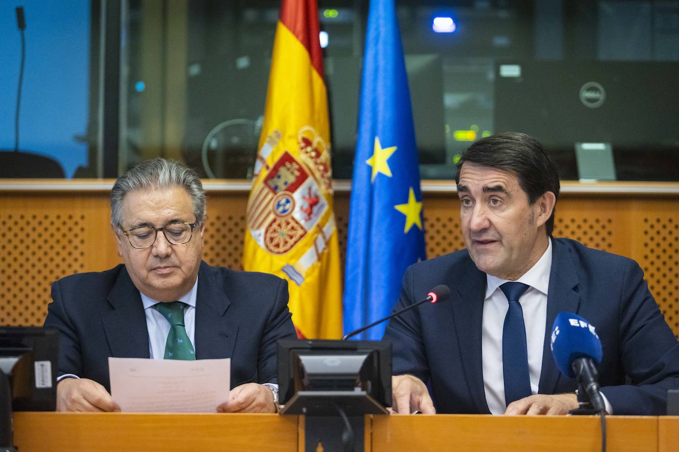 El consejero de Medio Ambiente, Vivienda y Ordenación del Territorio, Juan Carlos Suárez-Quiñones, mantiene reuniones en el Parlamento Europeo para informar sobre el impacto que están teniendo las políticas del Gobierno de España sobre el lobo para el medio rural, la biodiversidad, el sector primario y, particularmente, la ganadería extensiva.