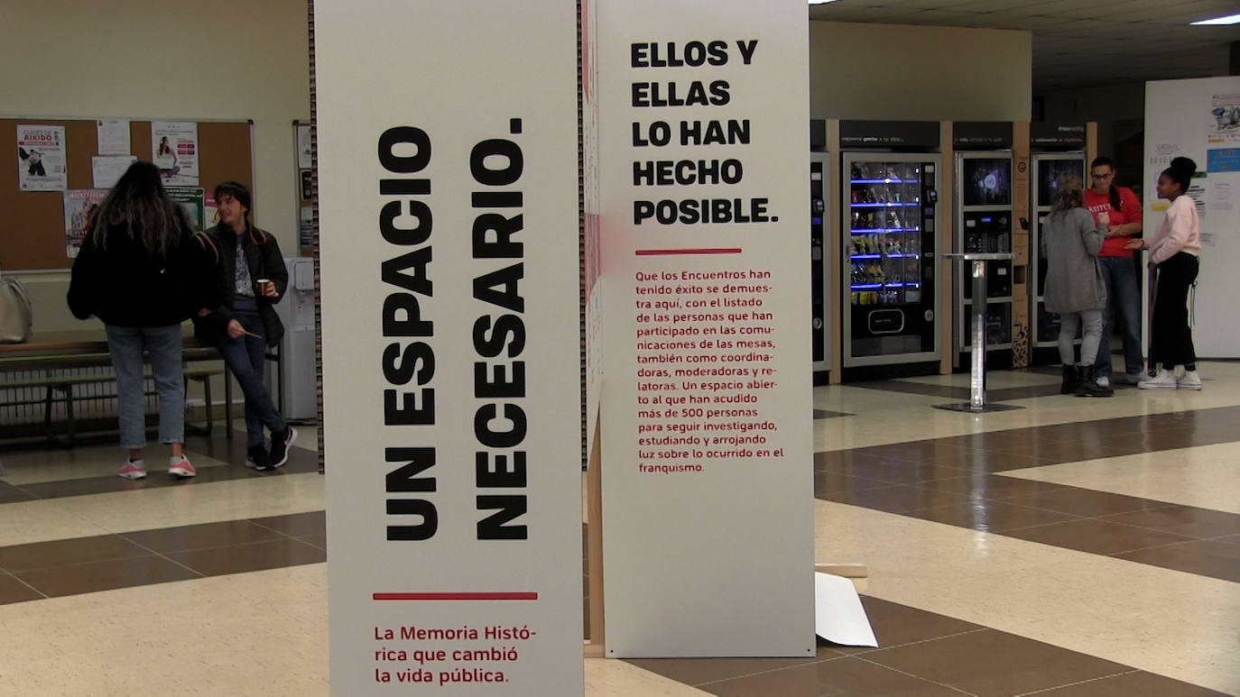 Algunos de los objetos expuestos en la exposición del hall de la Universidad de León. 