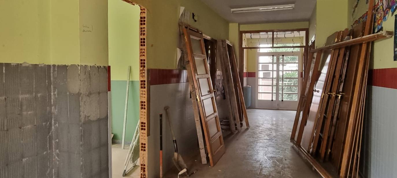 La demolición del interior de las escuelas de Quintana del Marco para convertirlas en un tanatorio.