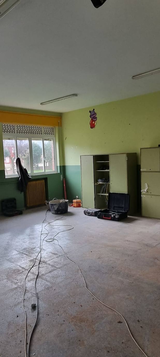 La demolición del interior de las escuelas de Quintana del Marco para convertirlas en un tanatorio.