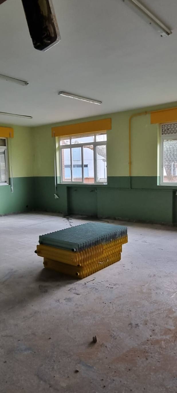 La demolición del interior de las escuelas de Quintana del Marco para convertirlas en un tanatorio.