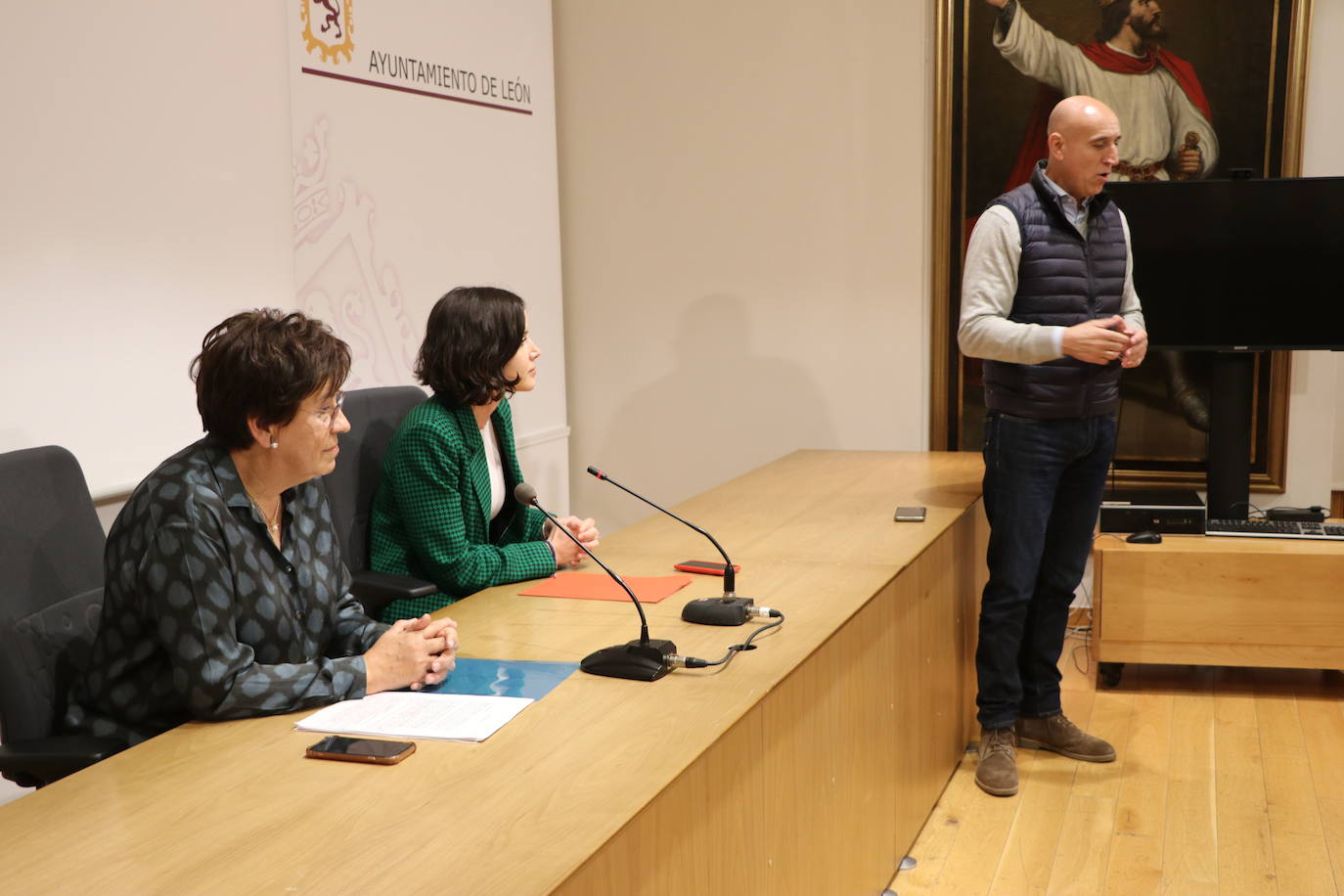 El Psoe de León cierra su ciclo de conferencias por los 40 años de la victoria de Felipe González con una charla impartida por la diputada nacional Andrea Fernández y la profesora Elena Aguado sobre la justicia social en España.