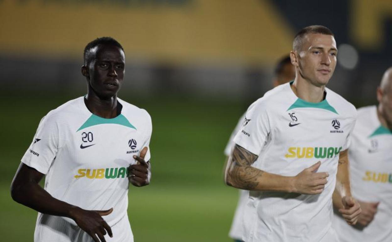 Los internacionales australianos Thomas Deng y Mitch Duke, jugadores de la segunda división japonesa. 