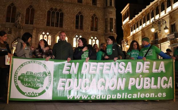 La plataforma en defensa de la educación pública se concentra frente a Botines un jueves más. 