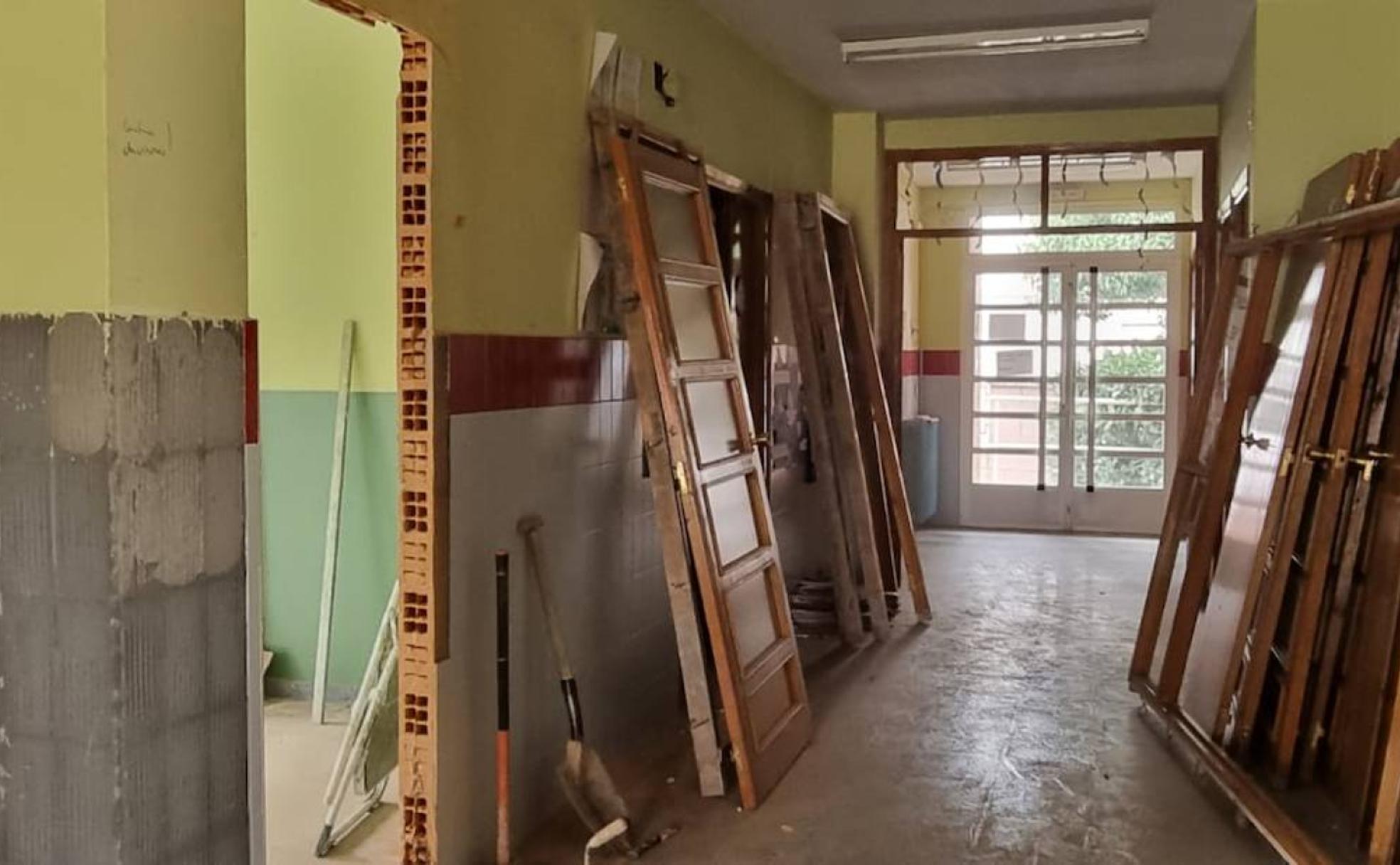 La demolición del interior de las escuelas de Quintana del Marco.