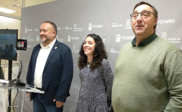 El presidente del Consejo junto a los representantes de Toral de los Vados y Villafranca. en la presentación de la oferta turística del Bierzo en Intur. 