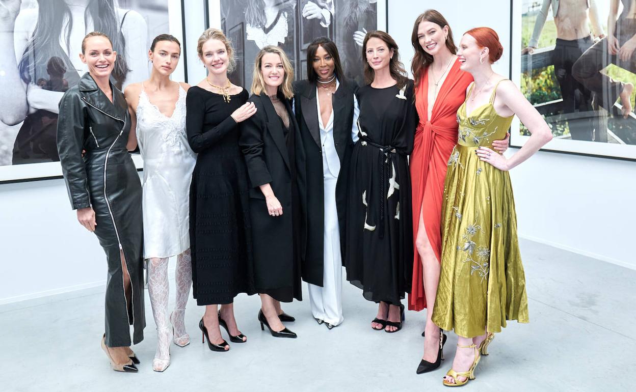 De izquierda a derecha: Amber Valletta, Irina Shayk, Natalia Vodianova, Marta Ortega, Naomi Campbell, Christy Turlington, Karlie Kloss y Karen Elson. 