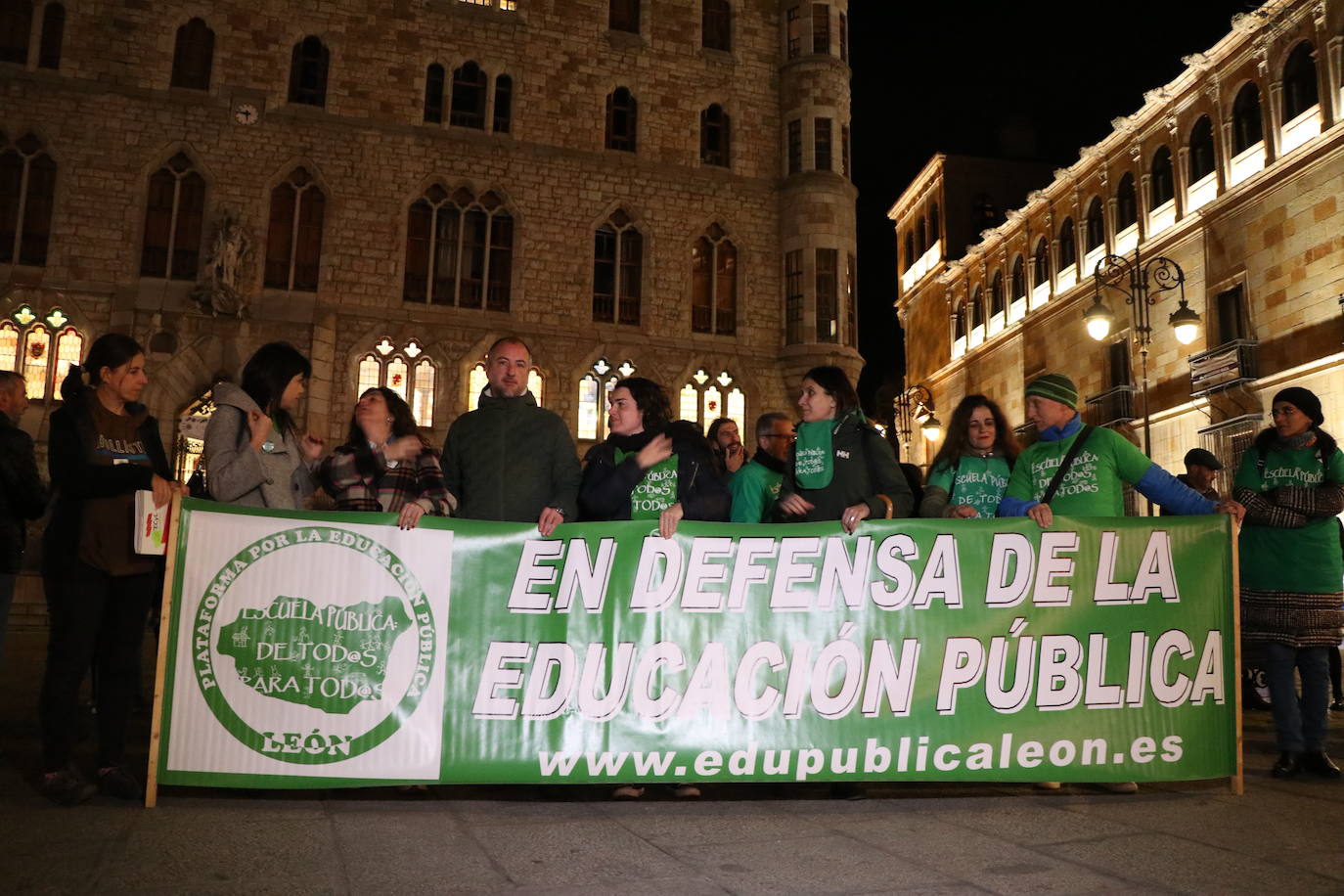 La Plataforma en defensa de la educación pública retoma tras la pandemia las concentraciones frente a Botines | Más de medio centenar de personas han exigido a la dirección provincial de educación el cumplimiento de las ratios y la atención a alumnos con necesidades educativas