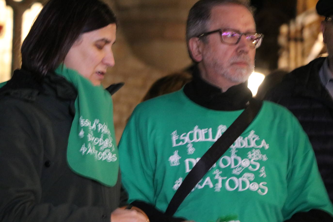 La Plataforma en defensa de la educación pública retoma tras la pandemia las concentraciones frente a Botines | Más de medio centenar de personas han exigido a la dirección provincial de educación el cumplimiento de las ratios y la atención a alumnos con necesidades educativas