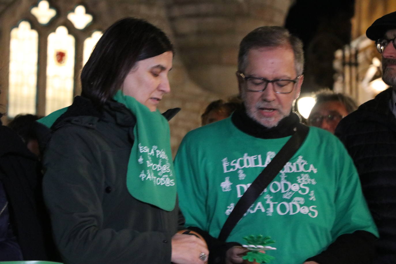 La Plataforma en defensa de la educación pública retoma tras la pandemia las concentraciones frente a Botines | Más de medio centenar de personas han exigido a la dirección provincial de educación el cumplimiento de las ratios y la atención a alumnos con necesidades educativas