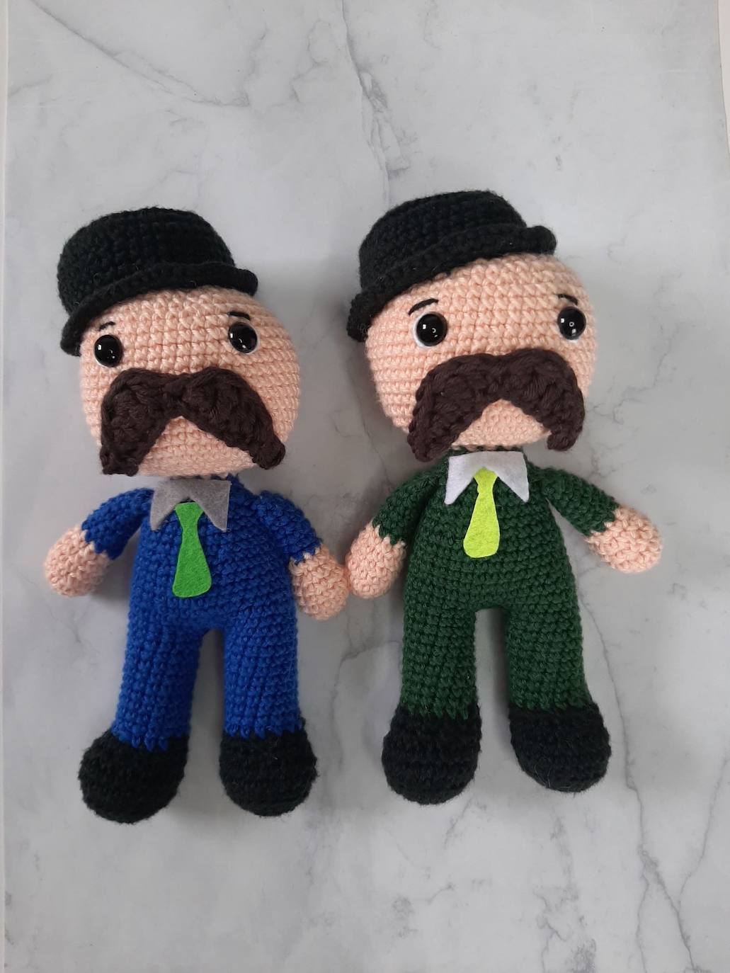 Muñecos a la venta para colaborar con Movember León. 