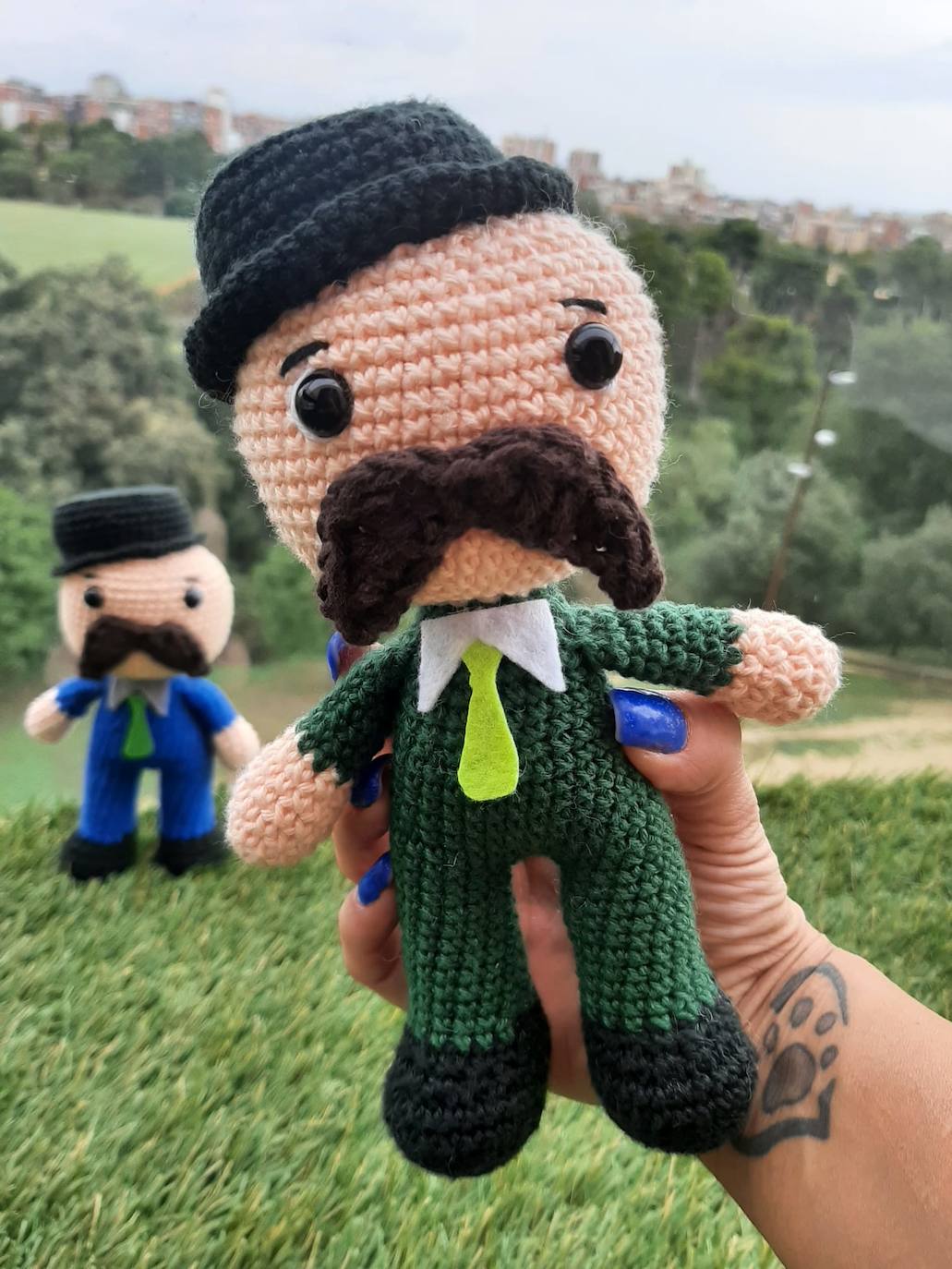 Muñecos a la venta para colaborar con Movember León. 