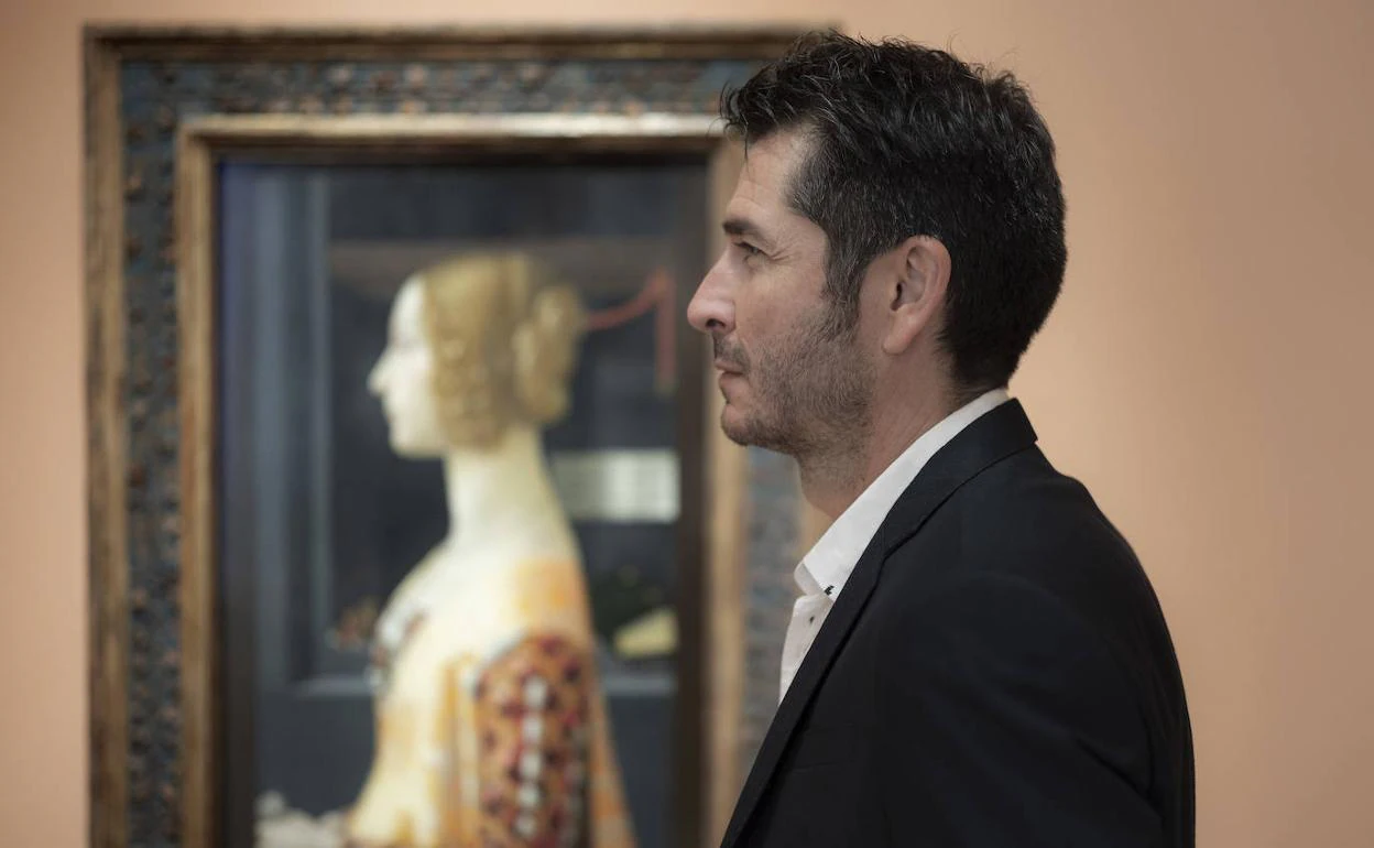Carlos del Amor, en el Thyssen, frente al retrato de la 'Giovanna' que ilustra la portada de 'Retratarte' (Espasa).