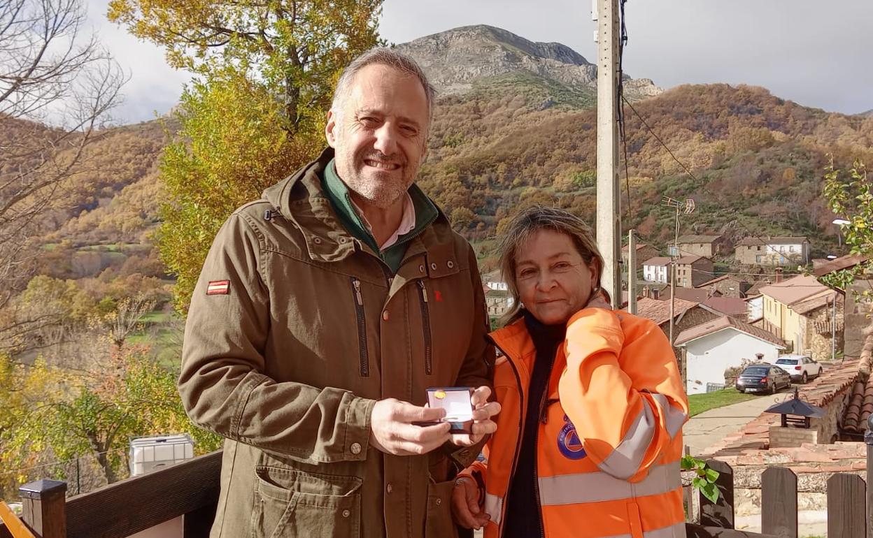 La Asociación de Voluntarios de Protección Civil de Ferreras del Puerto reconoce con su broche de oro a Carlos Pollán.