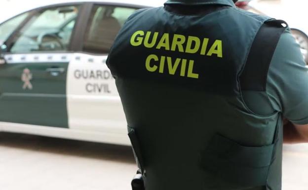 La Guardia Civil investiga los robos en gasolineras de Camponaraya y Cacabelos.