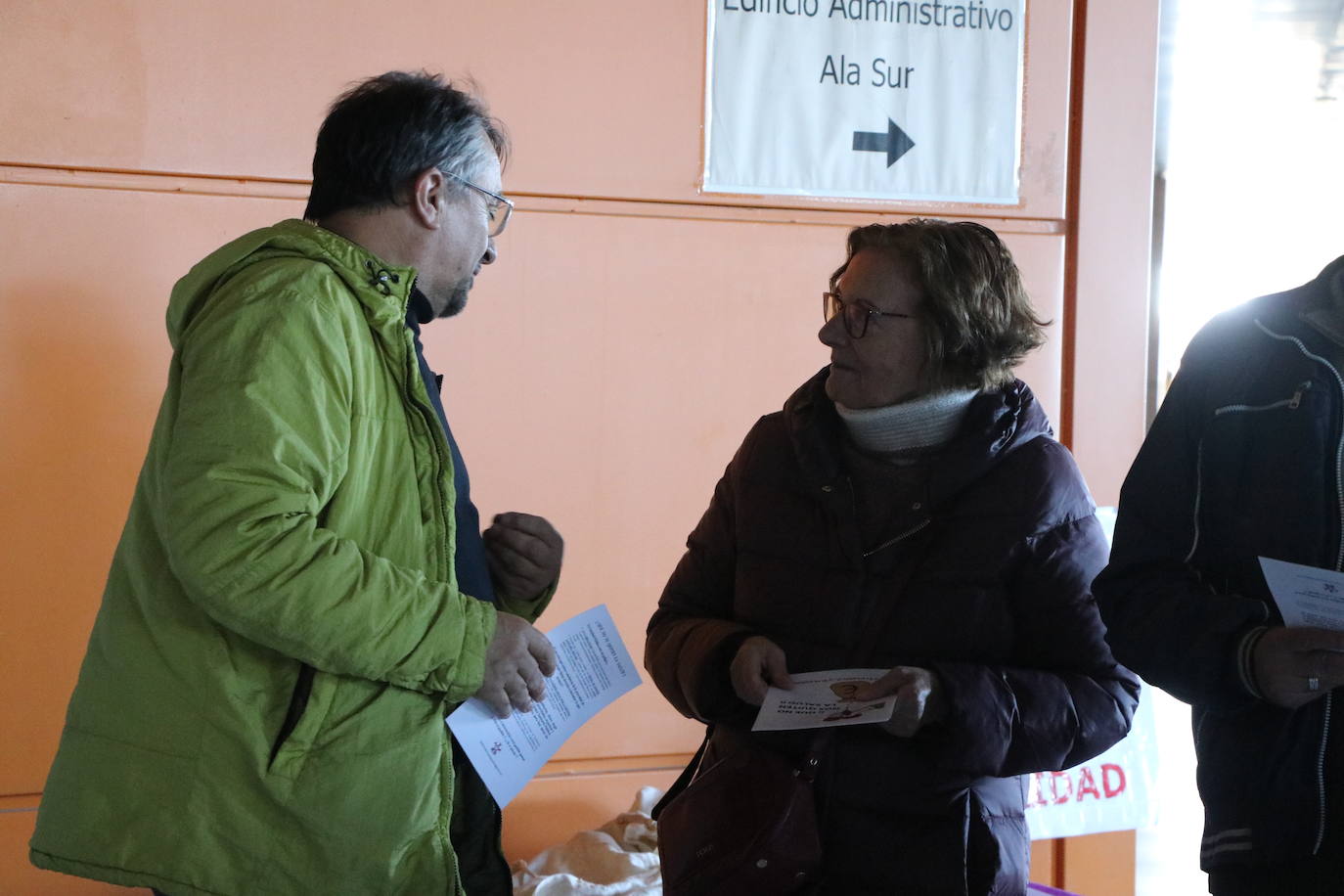 El personal del Hospital de León exige saber «a dónde va a parar el dinero que sabemos que hay» y ponen el foco en la privatización del sistema | La plataforma en defensa de la sanidad pública denuncia que las administraciones «no han aprendido la lección de la pandemia».