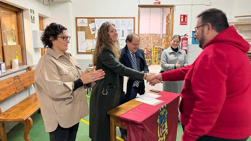 La delegada territorial y el alcalde del municipio han clausurado el curso de Formación y Empleo de La Bañeza.