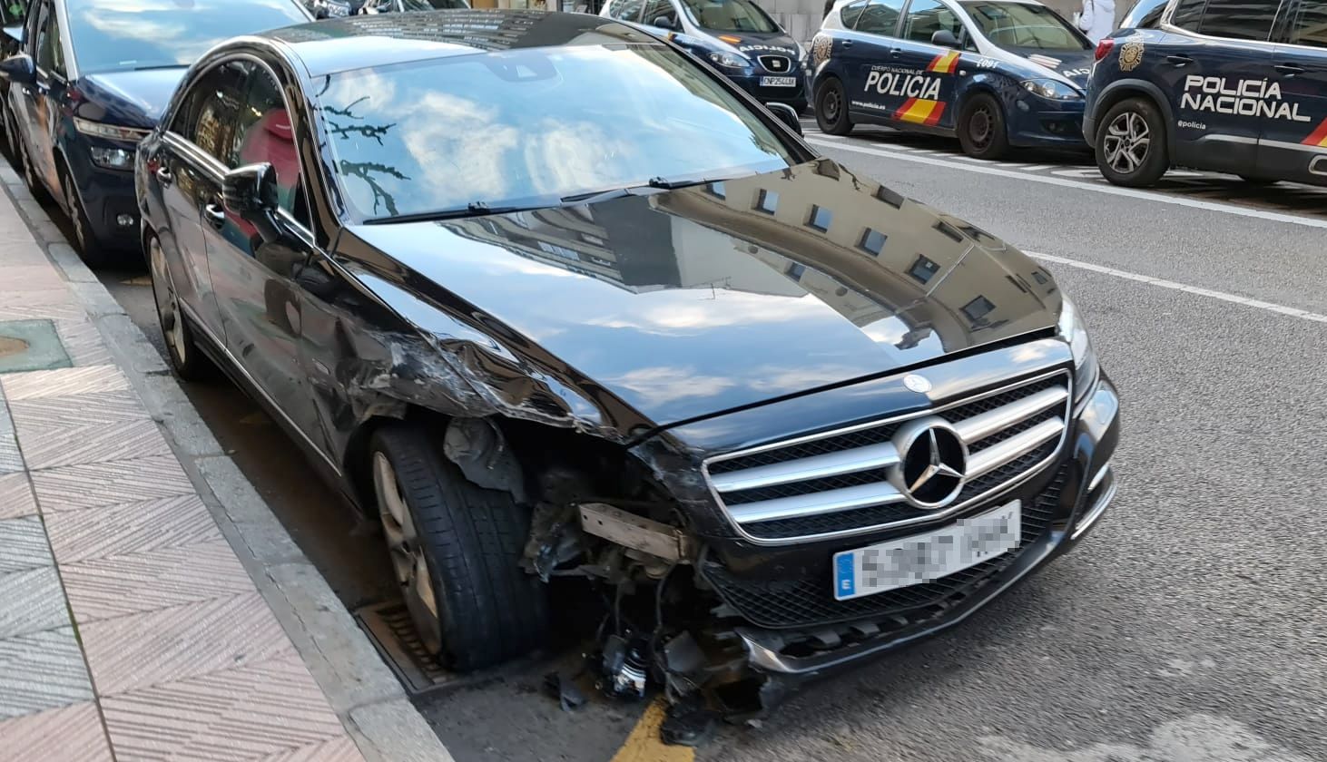 El Mercedes 350 camuflado de la Policía que acabó siendo siniestro en León. Un vehículo procedente de la incautación a narcos y utilizado como unidad camuflada de la Policía Nacional acaba siniestro en León tras sufrir un aparatoso accidente. 