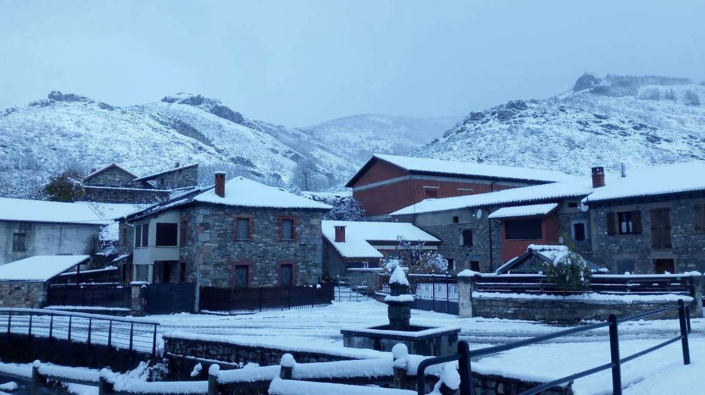 La nieve llega a la provincia de León. (Tolibia de Arriba) 