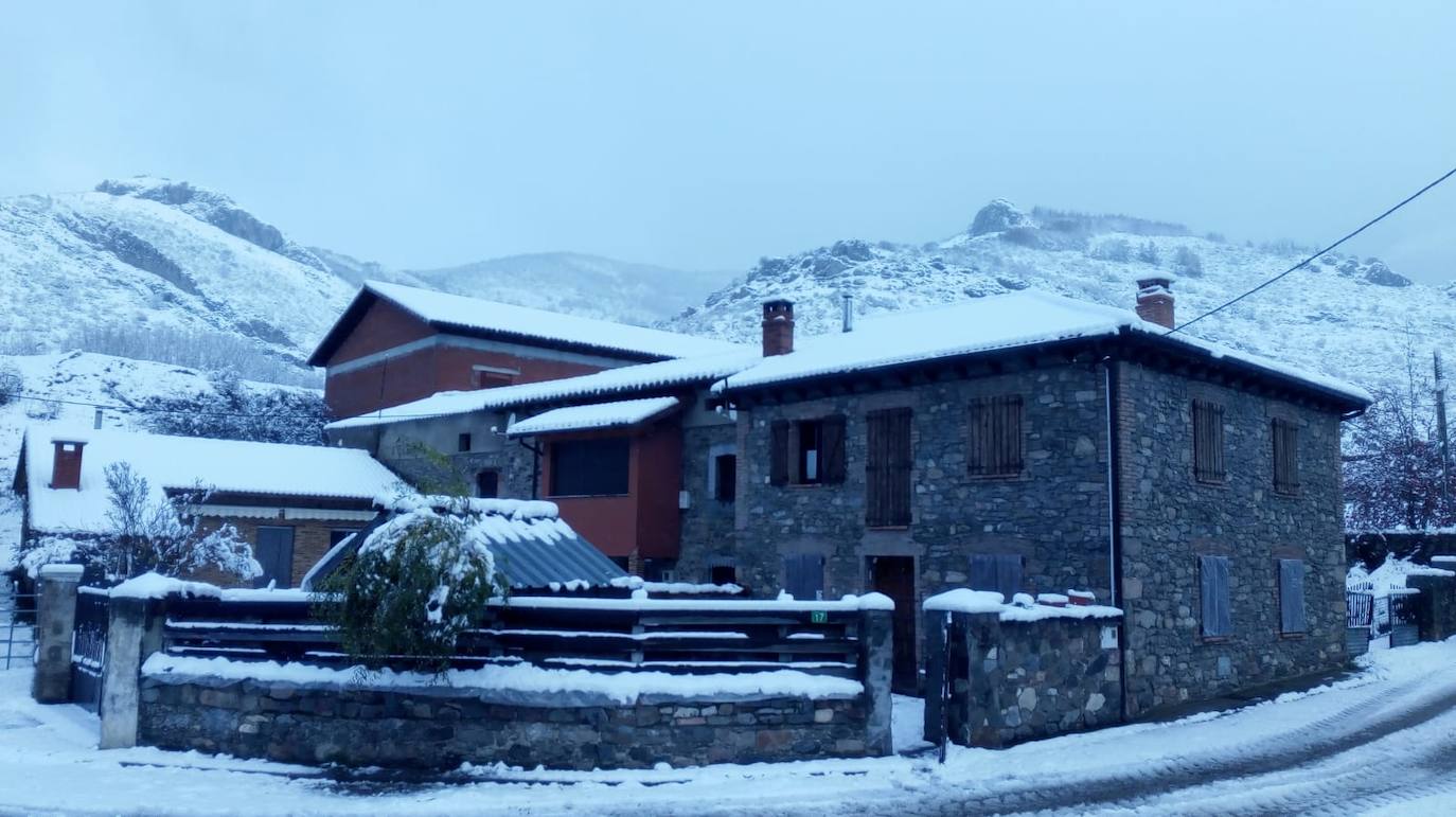 La nieve llega a la provincia de León. (Tolibia de Arriba)