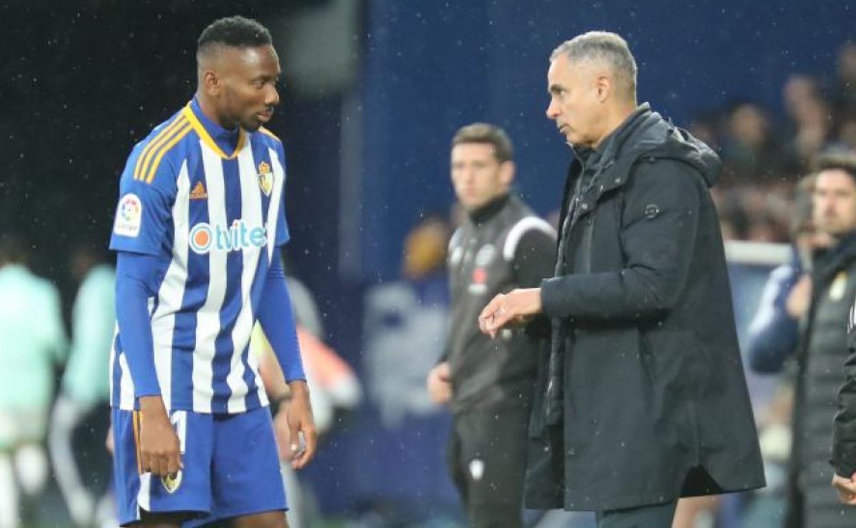 José Gomes, entrenador de la Deportiva, conversa con Kelechi durante el partido ante el Real Oviedo.