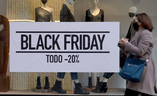 Un escaparate muestra carteles anunciadores de descuentos con motivo del Black Friday.