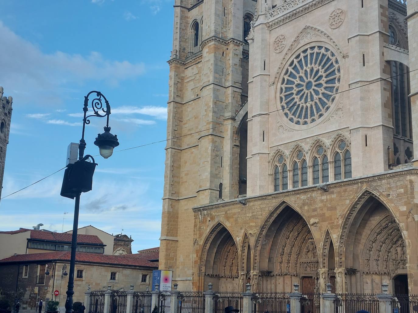 El mercadillo navideño se instala este año como novedad en la Plaza de Regla donde ya se hay altavoces para el encendido | El belén ya comienza su instalación en San Marceo y las luces ya preparan su encendido el último viernes del mes.