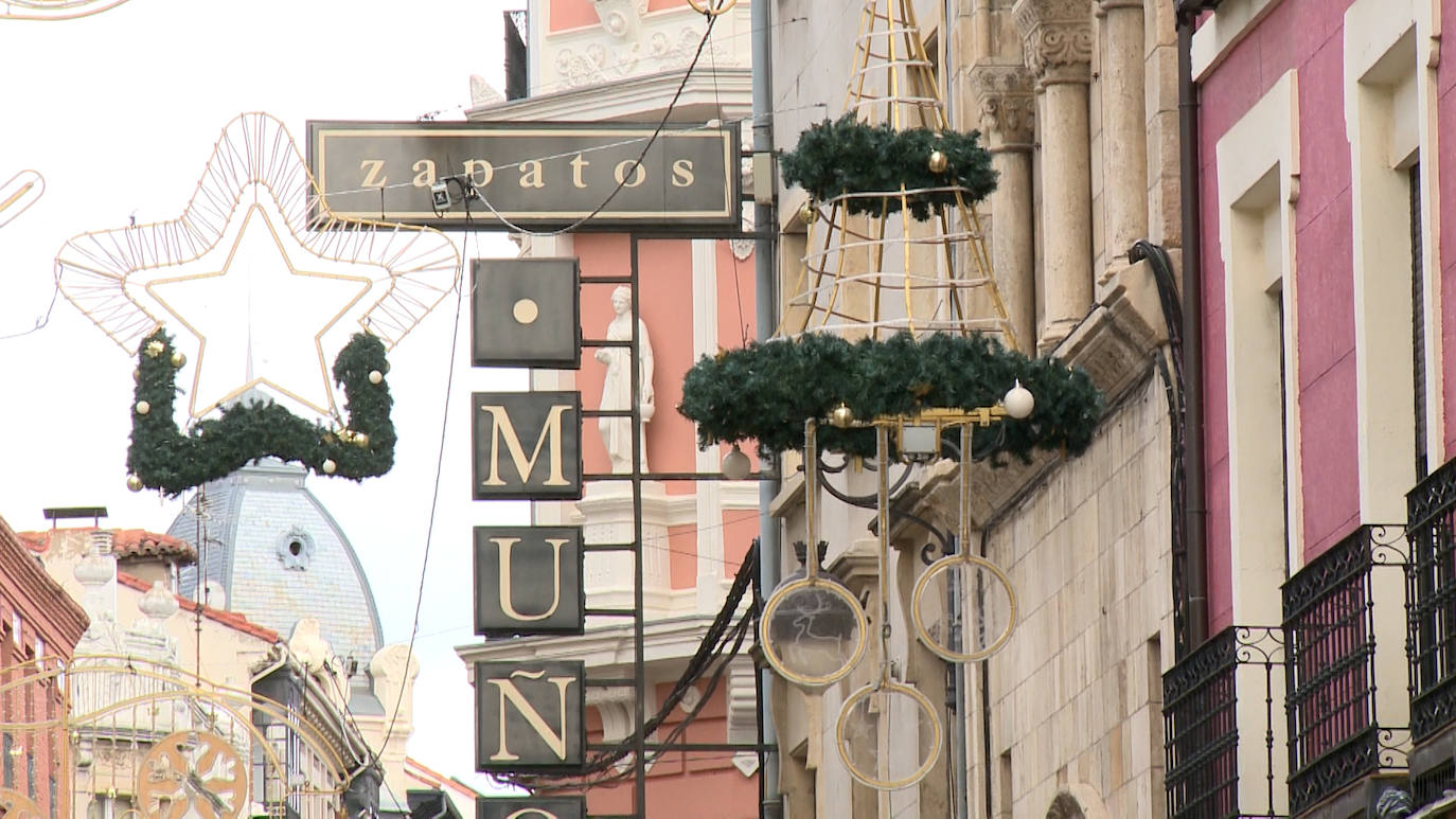 El mercadillo navideño se instala este año como novedad en la Plaza de Regla donde ya se hay altavoces para el encendido | El belén ya comienza su instalación en San Marceo y las luces ya preparan su encendido el último viernes del mes.