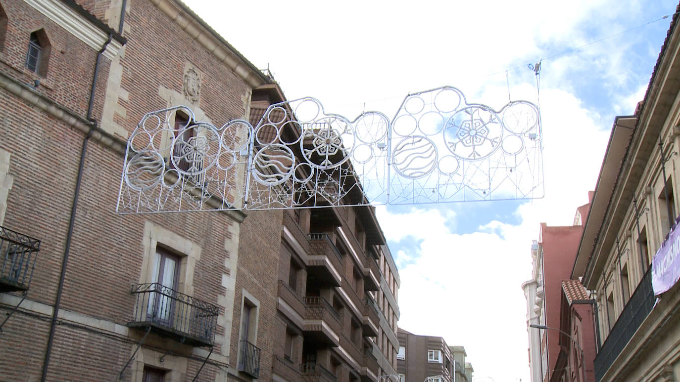 El mercadillo navideño se instala este año como novedad en la Plaza de Regla donde ya se hay altavoces para el encendido | El belén ya comienza su instalación en San Marceo y las luces ya preparan su encendido el último viernes del mes.