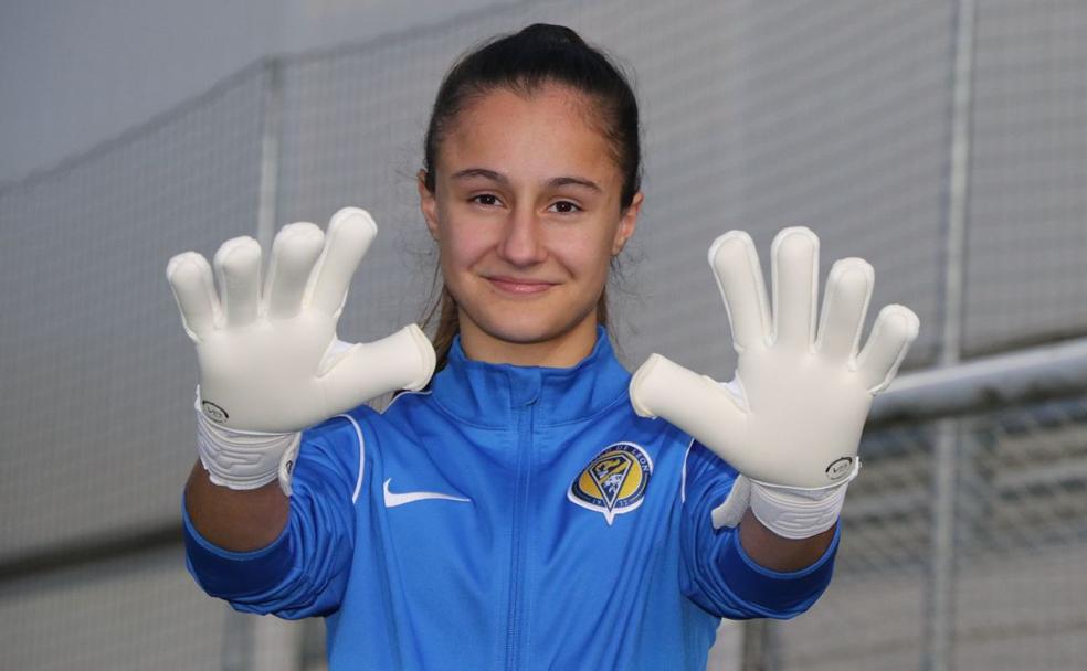 Alba Fuertes, portera del Olímpico que ha sido convocada por la selección sub-15.