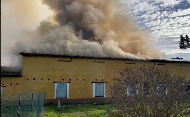 Imagen. El humo se adueñó de la zona saliendo con fuerza del tejado de la vivienda. 