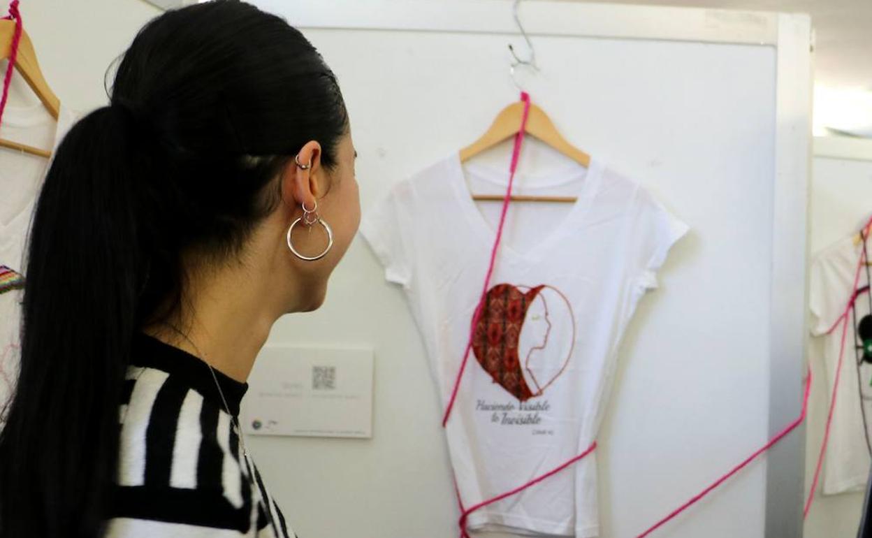 La Facultad de Educación de la Ule alberga la exposición 'Haciendo visible lo invisible'.